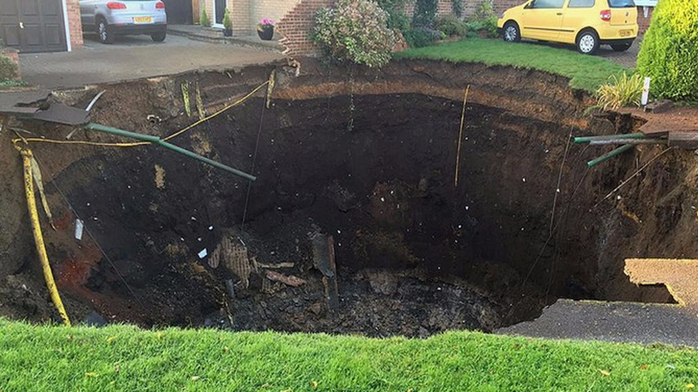 St Albans Sinkhole Pic Hertford fire and rescue service