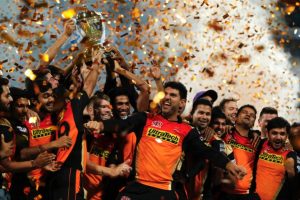 Sunrisers Hyderabad lifting IPL 2016 trophy
