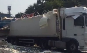 Lorry crashes into M20 bridge which colklapses