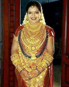  In tirupati Lord Vishnu's temple a father and daughter wore £400.000 gold jewelleries