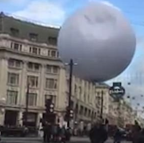 Balloon crashes at Oxford Circus