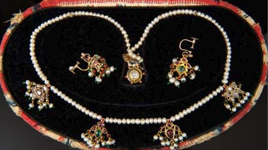 Emerald and seed-pearl neckalce sold for £187, 000