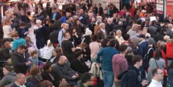 10,000 passengers stranded at Gatwick airport
