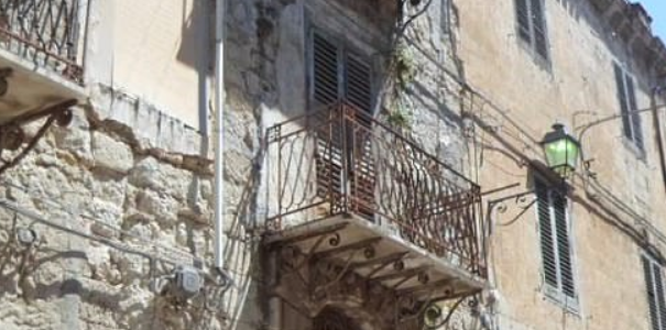 Sicilian rundown houses for €1