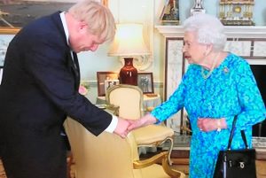Boris Johnson bows to Queen