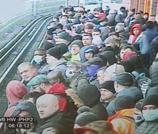 Despite Boris Johnson's ordering UK lockdown crowds ignoring social distancing at the Londn Tube stations