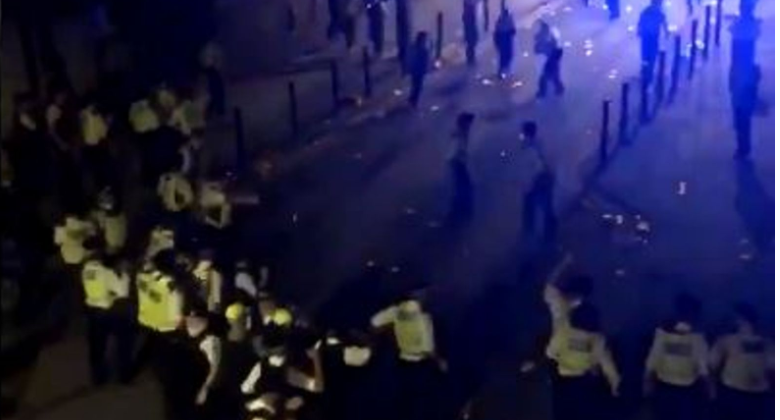 22 police officers hurt follwing illegal street pary at Brixton