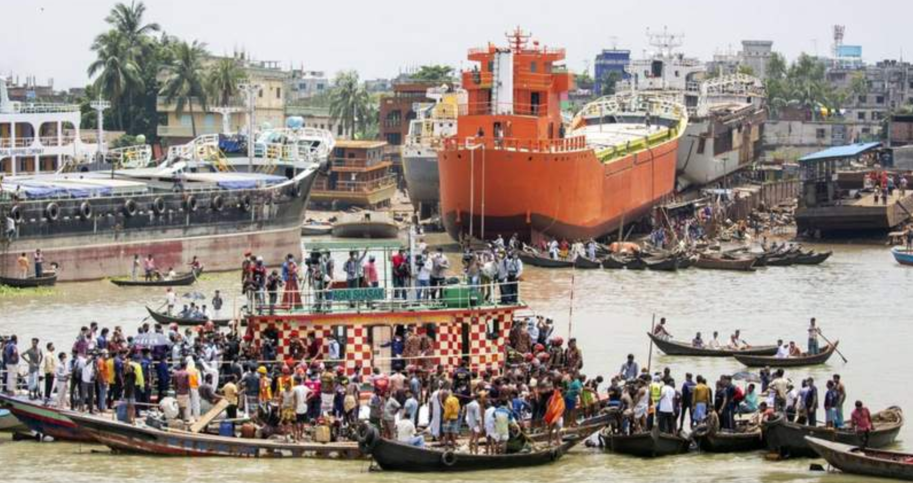 32 dead as ferry crashes in Bangladesh