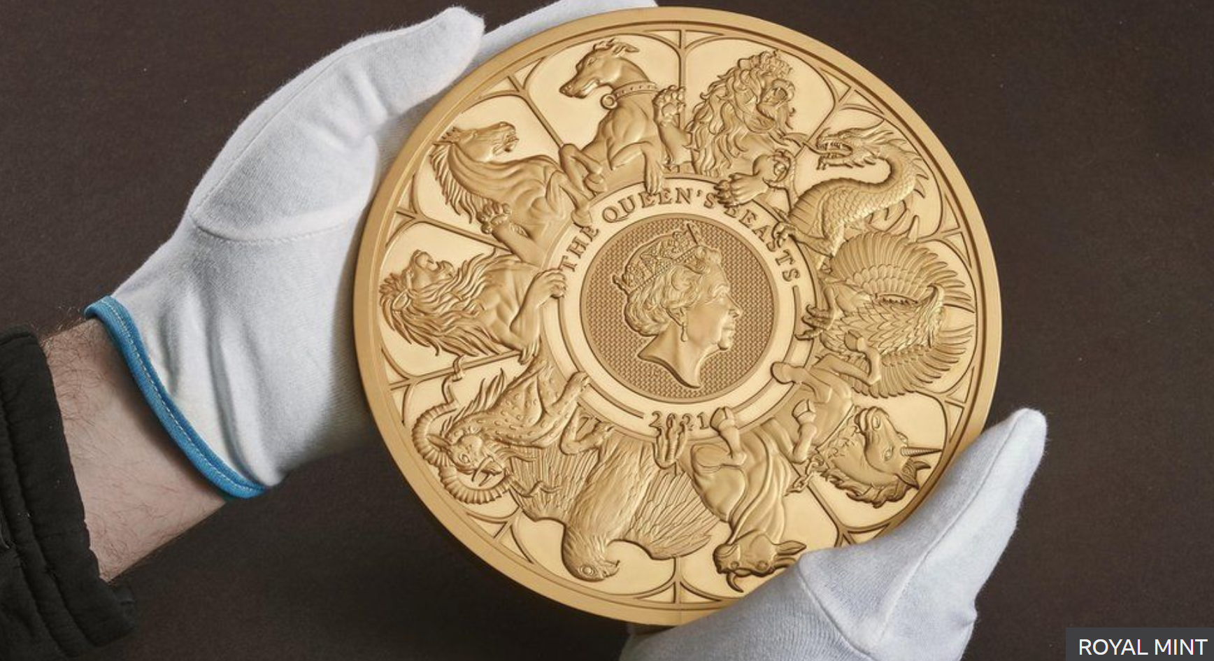 The gold coin featuring 10 creatures which appeared in stone statues on the Queen’s route to her coronation