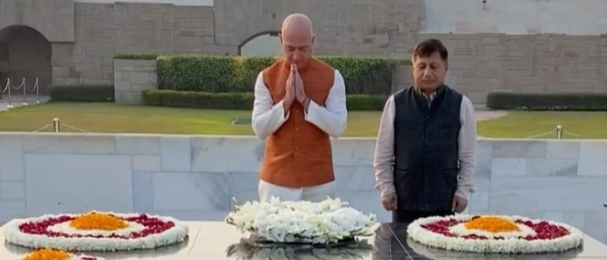 Jeff Bezos paying his respect to Mahatma Gandhi