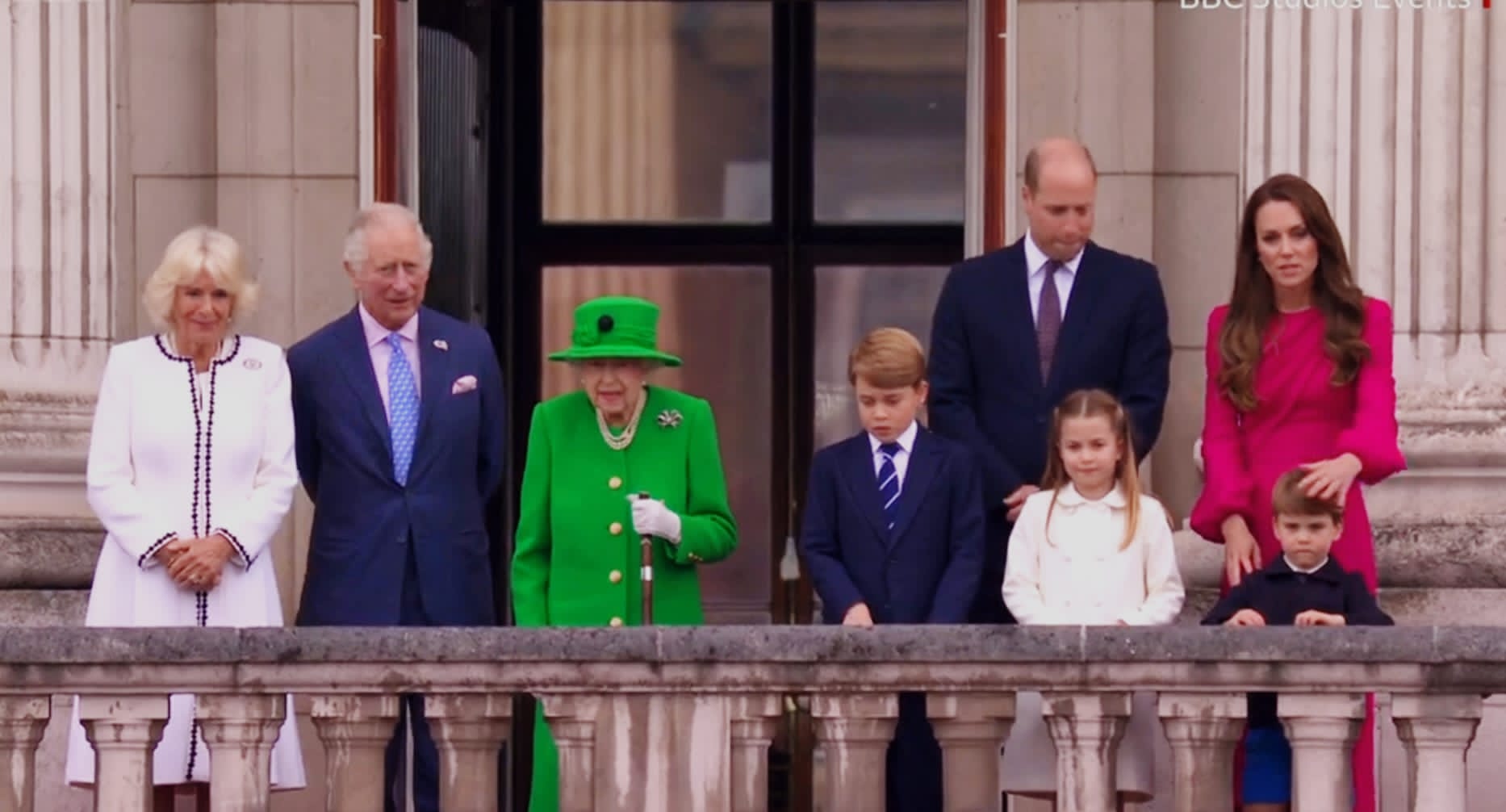 he Queen greets crowds on the Mall from the Buckingham Palace balcony alongside Prince Charles and Camilla and the Duke and Duchess of Cambridge with their children.