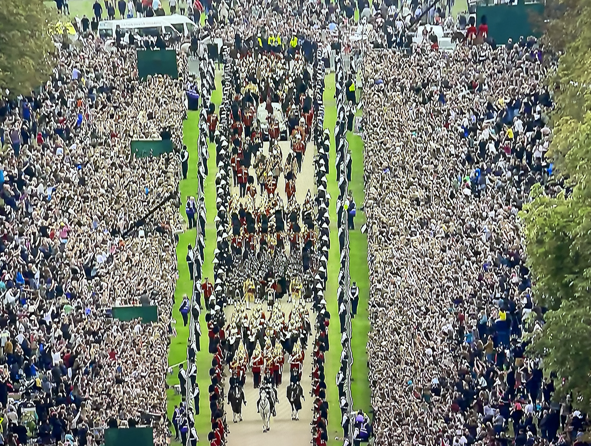 Thousands waited hours to get a final glimpse of the Queen