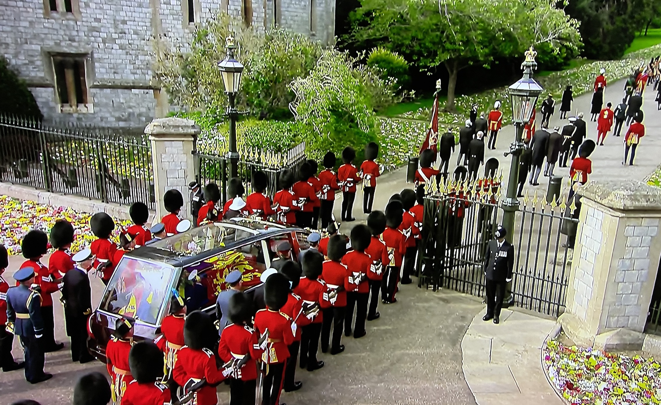 Queen's coffin procession at the gates of Windsor